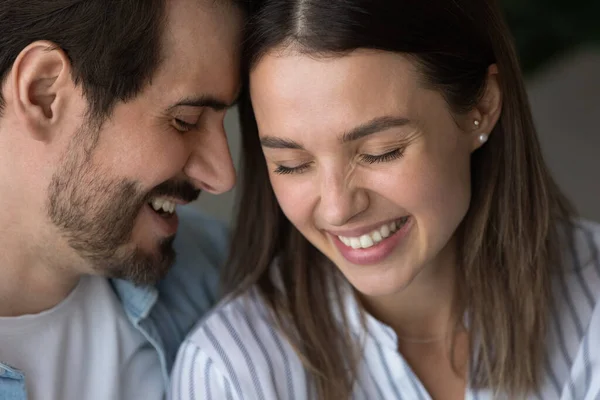 Acercamiento feliz hombre y mujer tocando frentes, expresando amor — Foto de Stock