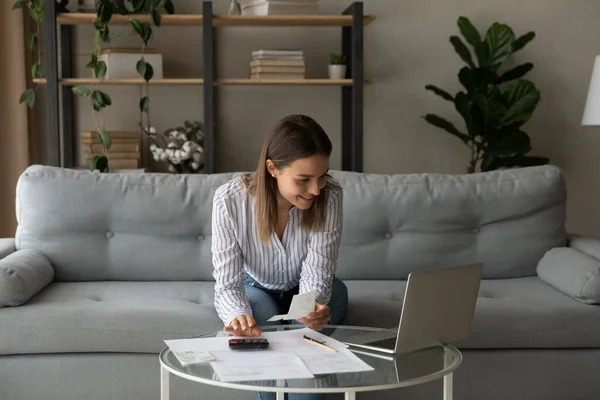 Leende kvinna använder bärbar dator, hantera ekonomi, planera budgeten hemma — Stockfoto