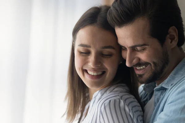 Close-up glimlachende vrouw en man genieten van teder moment — Stockfoto
