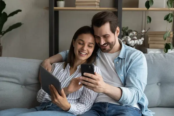 Nahaufnahme junges Paar, das zusammen Spaß mit mobilen Geräten hat — Stockfoto