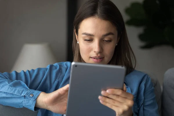 Közelkép fókuszált nő nézi tabletta képernyő, csevegés online — Stock Fotó