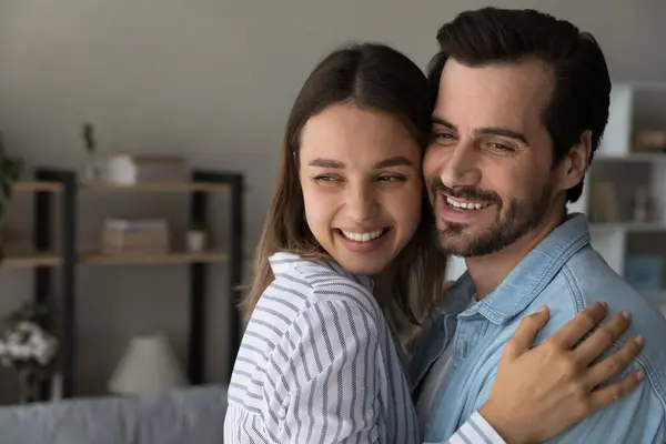 Close up felice giovane coppia che abbraccia, visualizzando il buon futuro — Foto Stock