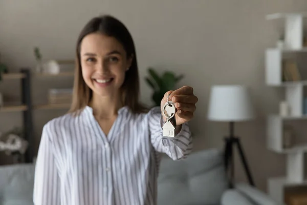 Inquilina mujer muy alegre mostrando llaves, primer apartamento propio —  Fotos de Stock