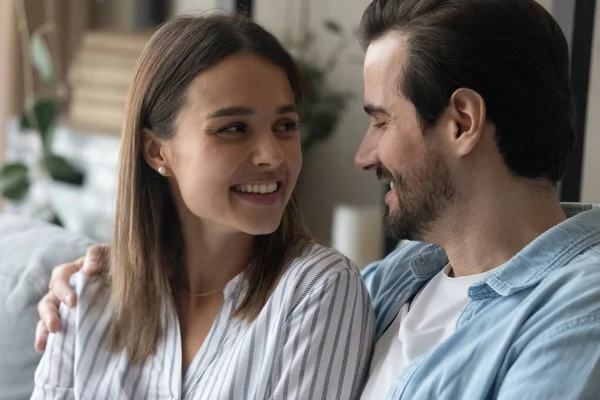 De cerca feliz esposa y marido hablando, disfrutando de momento tierno — Foto de Stock