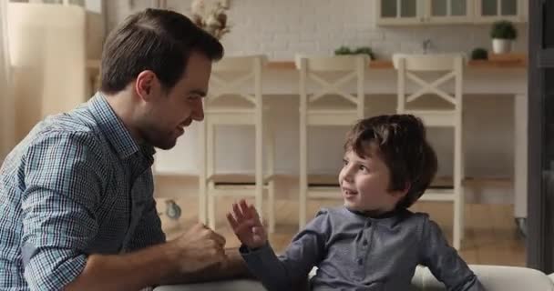 Papa en zoon spelen plezier geven high five — Stockvideo