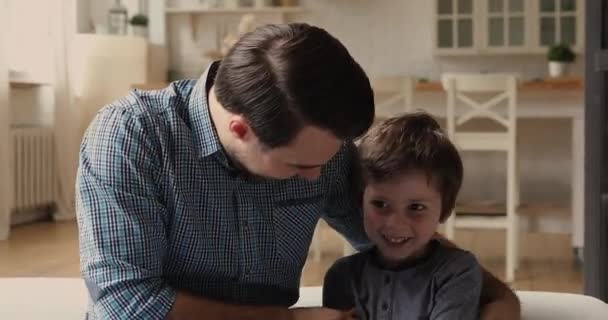 Любящий молодой отец играет с маленьким сыном дома — стоковое видео