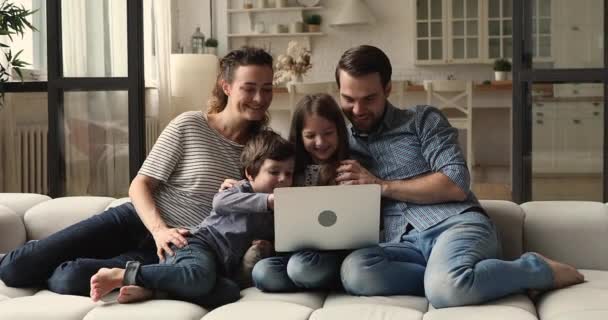 快乐的家庭在家里的沙发上一起躺着笔记本电脑 — 图库视频影像