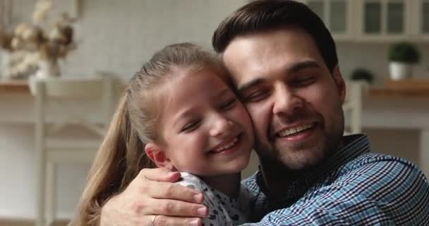 爱爸爸和女儿的拥抱享受温馨的时刻，紧紧地拥抱 — 图库视频影像