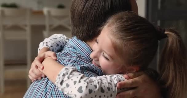 Закрой маленькую любящую очаровательную дочь крепко обнимающую папу — стоковое видео
