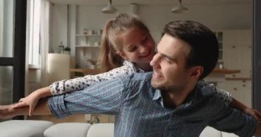 Mutlu baba, kanepeye otur anaokulu kızıyla oyna.