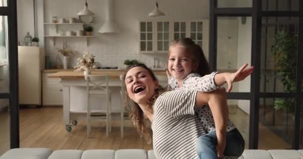 Bonne mère piggybacks petite fille jouer ensemble à la maison — Video