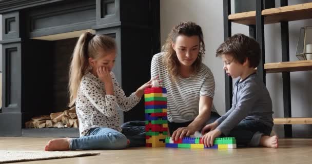 Małe dzieci grać kolorowe bloki z kochającą mamą w domu — Wideo stockowe