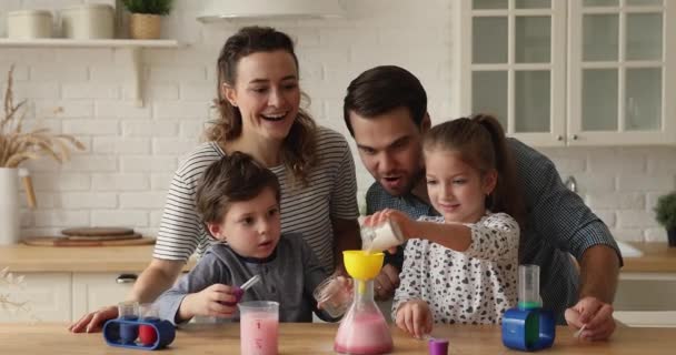 Paar en kinderen spelen met chemie wetenschap hands-on kit — Stockvideo
