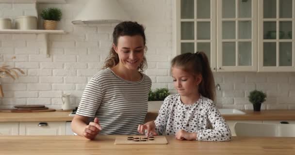Mama i słodkie córeczka grać w warcaby w domu — Wideo stockowe