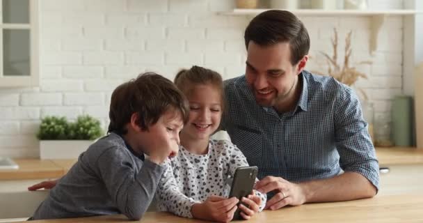 Apa gyerekekkel szórakozás használata okos telefon alkalmazás — Stock videók