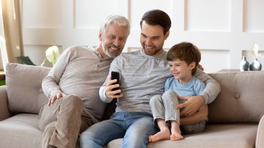 Mutlu üç nesil boyunca erkekler birlikte cep telefonu kullanırlar.