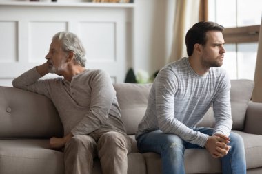 Öfkeli yetişkin oğul ve olgun baba aile kavgası yapar.