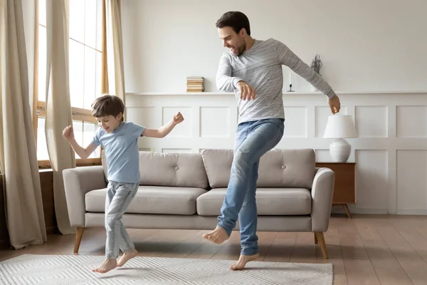 Feliz papá e hijo pequeño bailan en casa — Foto de Stock