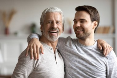 Mutlu yetişkin baba kucaklaması portresi. Yetişkin oğul.