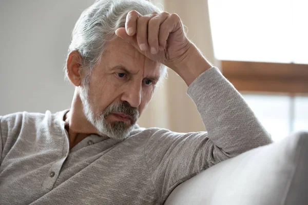 Расстроенный старший мужчина смотреть вдали чувство депрессии — стоковое фото