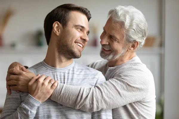 Aimer père aîné câlin adulte heureux fils — Photo