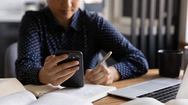 Zblízka indická žena drží telefon, psaní poznámek, sledování webinář — Stock fotografie