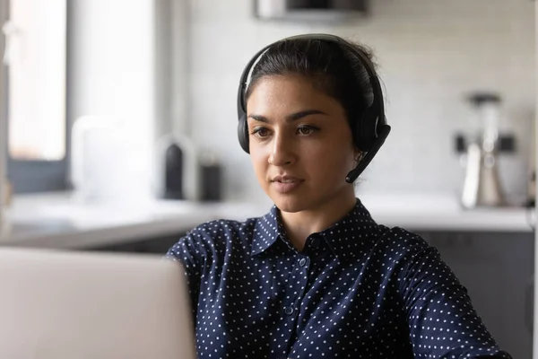 Close-up serieus vertrouwen Indiase vrouw dragen headset met behulp van laptop — Stockfoto