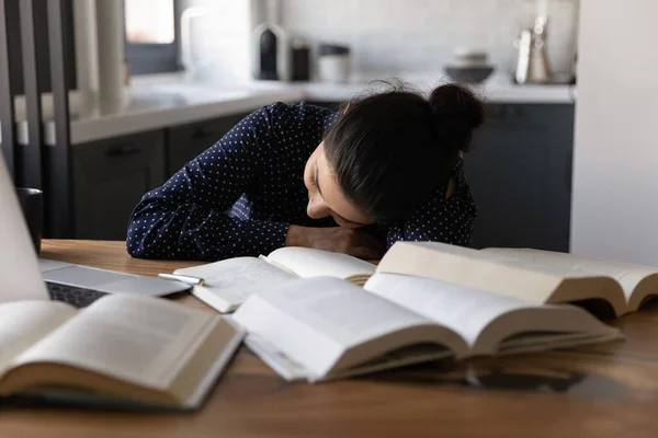 Close-up indiaanse vrouw in slaap vallen op het werk bureau — Stockfoto