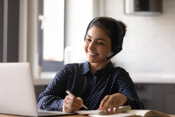 Glimlachende Indiase vrouw draagt headset betrokken bij online les — Stockfoto