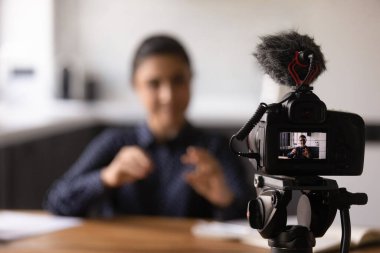 Profesyonel dijital kamera kullanarak Hintli blogcuyu kapat, video kaydet