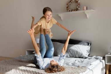 Mutlu anne yatak odasında küçük 9 'ların kızıyla oynuyor.