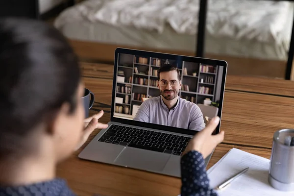 Vista trasera Mujer india haciendo videollamada a su colega —  Fotos de Stock