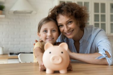 Para biriktiren mutlu anne ve küçük kızın portresi.