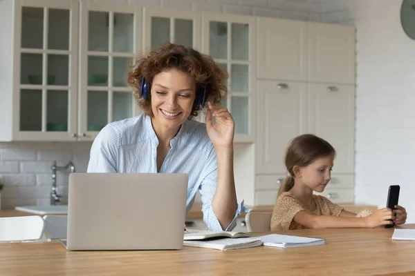 Sorridente mamma lavoro online sul computer portatile a casa — Foto Stock