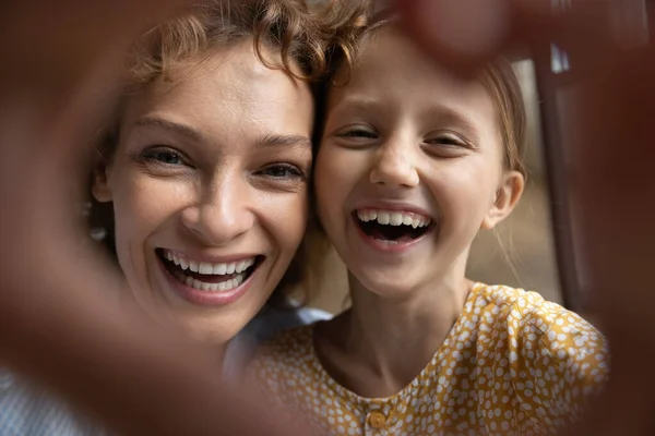 快乐的年轻妈妈和小女儿自投罗网 — 图库照片
