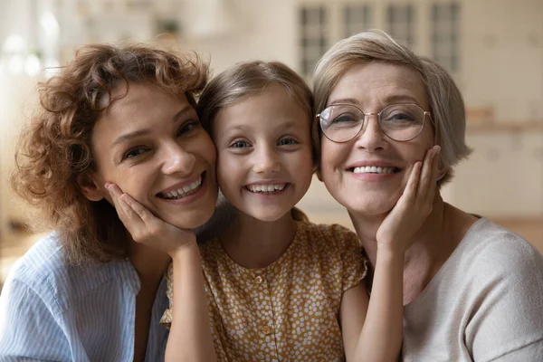 Retrato de tres generaciones de mujeres posan juntas — Foto de Stock