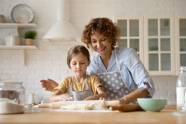 Gelukkig blank mam en kleine dochter bakken samen — Stockfoto