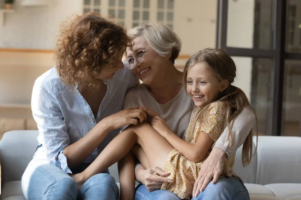 Feliz tres generaciones de mujeres relajarse en casa —  Fotos de Stock