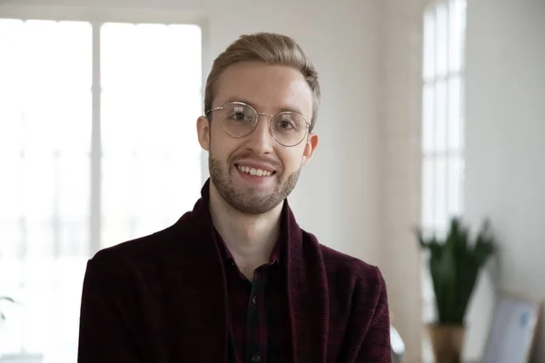 Headshot portrait of smiling Caucasian male employee — Stock Photo, Image