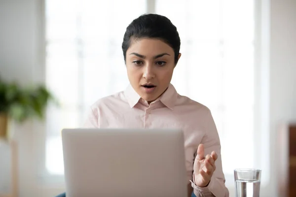 Empleada india asombrada sorprendida por noticias en laptop — Foto de Stock