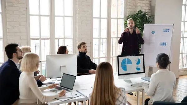 Selbstbewusste männliche Trainer stellen Projekt bei Treffen vor — Stockfoto