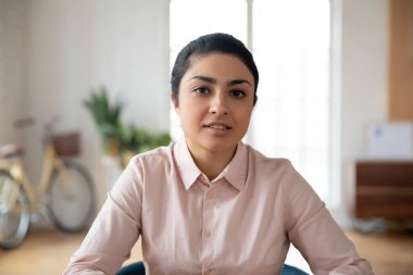 Genç Hintli kadın portresi. Görüntülü konuşma.