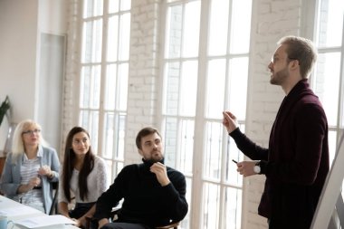 Erkek antrenör takım toplantısında parmak şıklatma grafiği sunumu yaptı