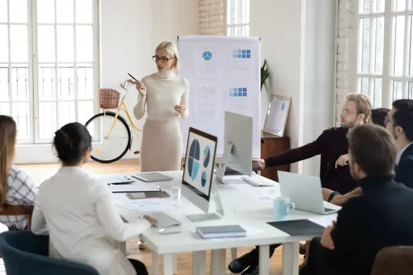 Încrezător femeie antrenor conduce întâlnirea în birou — Fotografie, imagine de stoc