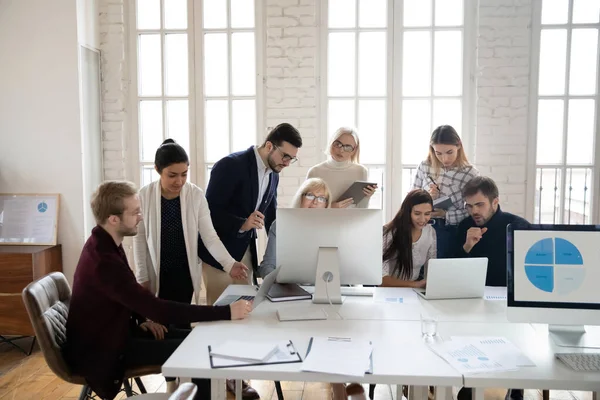 Diversos empresarios trabajan en computadoras en oficinas compartidas — Foto de Stock