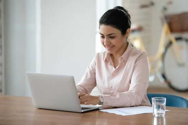 Lächelnde indische Mitarbeiterinnen arbeiten am Laptop — Stockfoto