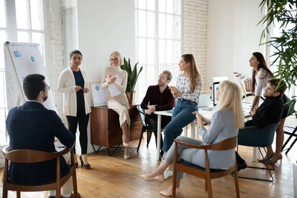 Indienne entraîneur faire présentation tableau blanc pour les employés — Photo