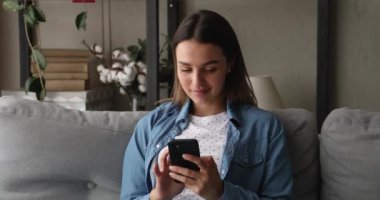 Sosyal medyada arkadaşlarıyla akıllı telefon sohbeti yapan çekici bir kadın.