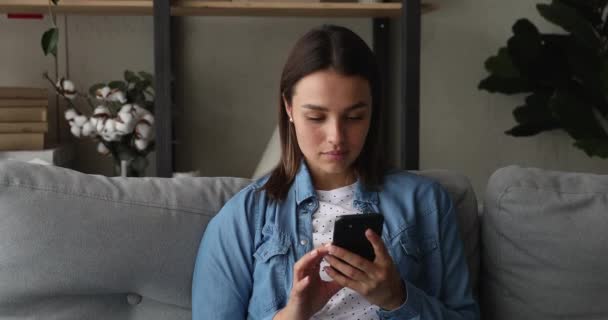 Mujer leer sms con grandes noticias se siente feliz disfrutar del momento — Vídeos de Stock
