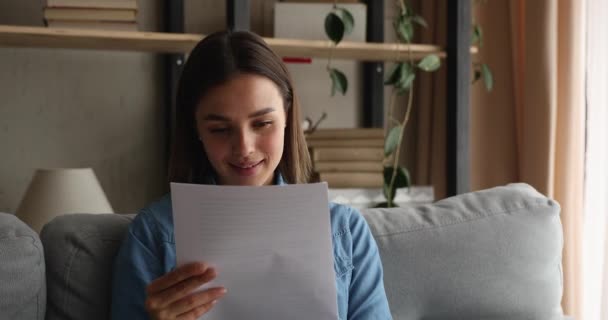 Ung vacker kvinna läser brev fira goda nyheter — Stockvideo